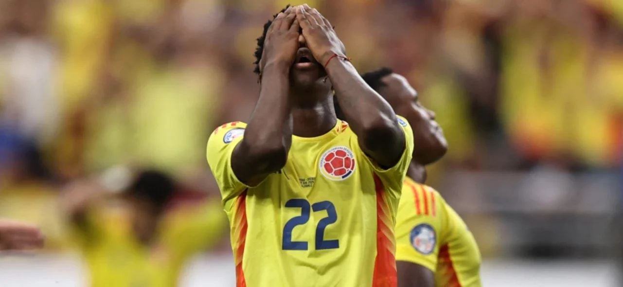 Yaser Asprilla no disputó el juego ante Chile con Colombia por molestias físicas / AFP Yaser Asprilla no disputó el juego ante Chile con Colombia por molestias físicas / AFP