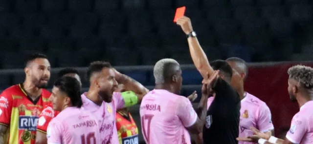 Yeison Guzmán recibió la roja en el Pereira 1-0 Tolima - VizzorImage