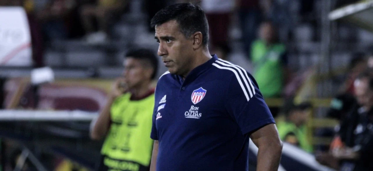 César Farías no tiene garantizada su continuidad en Junior. / VizzorImage.