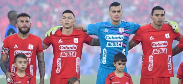 América de Cali podría cambiar de marca deportiva para el 2025. / VizzorImage.
