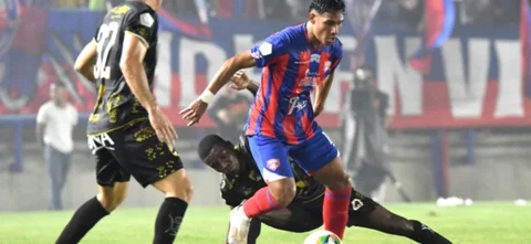 Unión estrelló el balón en el palo. / VizzorImage.