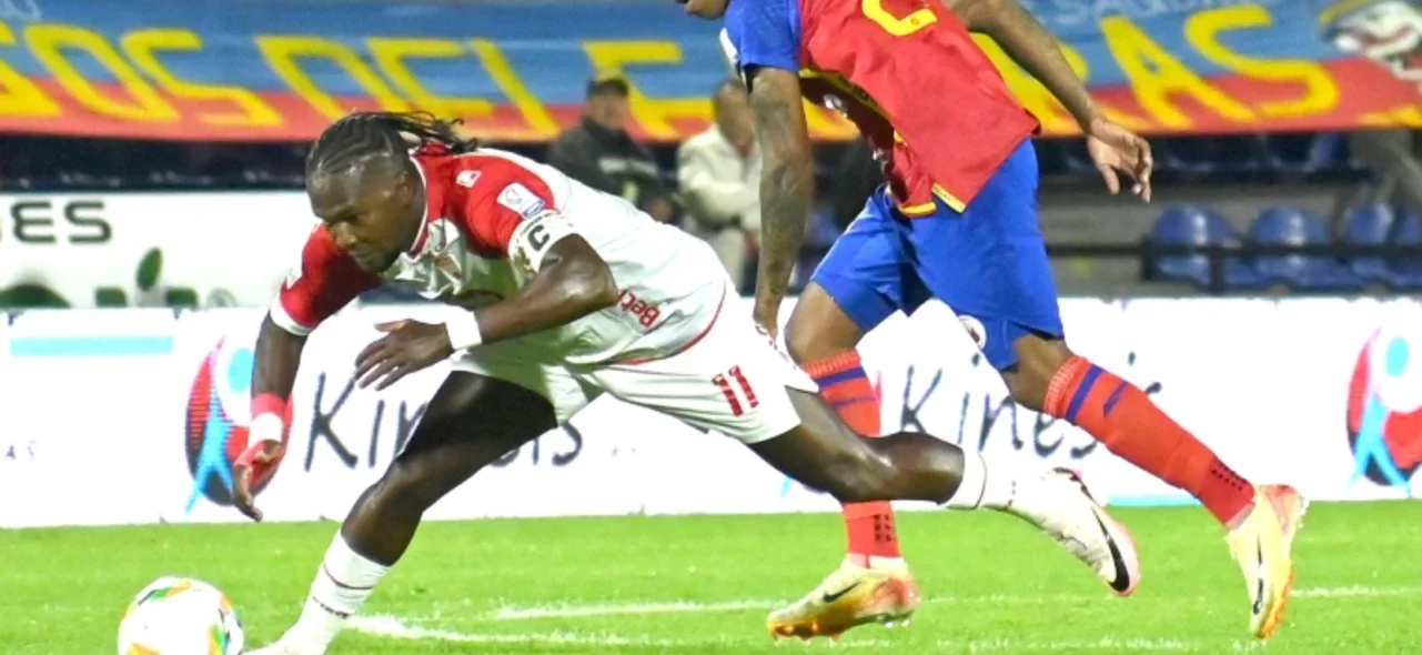 Santa Fe reclamó una jugada como penalti. / VizzorImage