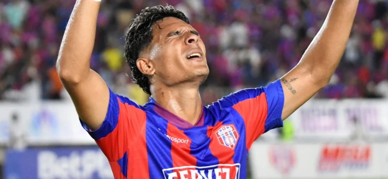 Sarmiento fue la gran figura en la primera final. / VizzorImage.