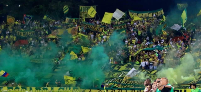 Hinchas de Bucaramanga en el estadio Américo Montanini - VizzorImage