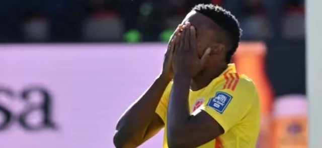 Jhon Córdoba fue titular en la derrota de Colombia ante Ecuador / AFP