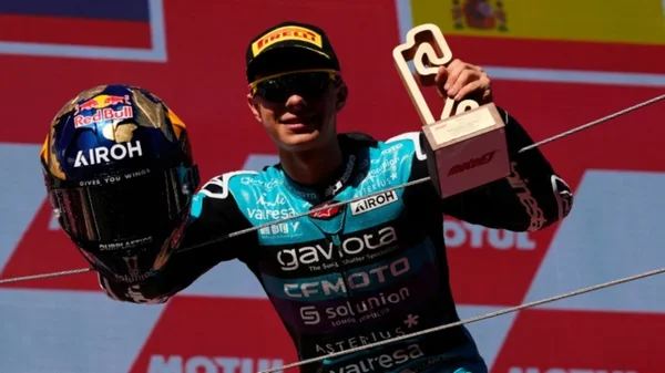 David Alonso cierra una temporada histórica con una nueva victoria en Moto3