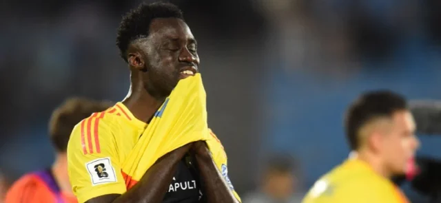 Davinson Sánchez fue titular en la derrota de Uruguay / AFP