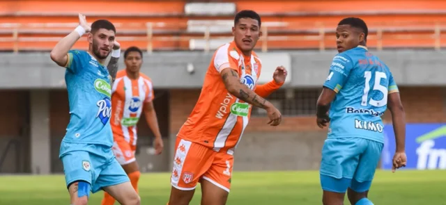 Envigado y Jaguares - VizzorImage