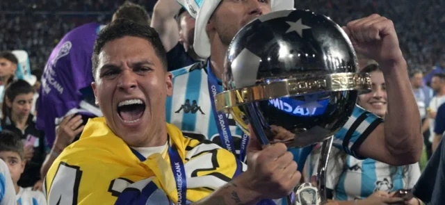 Juan Fernando Quintero con el trofeo de la Sudamericana 2024 - AFP