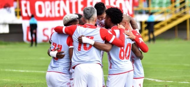 Santa Fe jugará la fecha 2 de los cuadrangulares ante Millonarios / VizzorImage / Edward Leguizamon