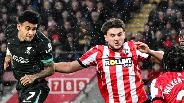 Liverpool ganó, pero llueven críticas a Luis Díaz por gol errado