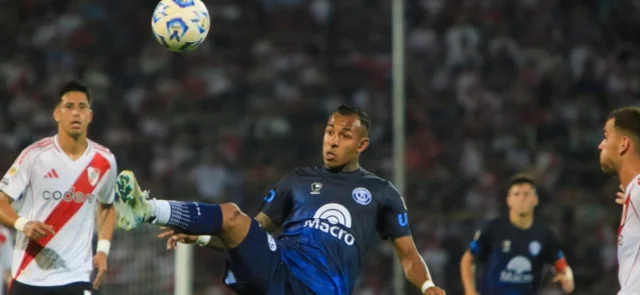 Sebastián Villa, figura del triunfo de Rivadavia sobre River Plate - X: @CSIRoficial