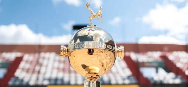 Trofeo de la Copa Libertadores Fútbol Playa - X: @LibertadoresFP