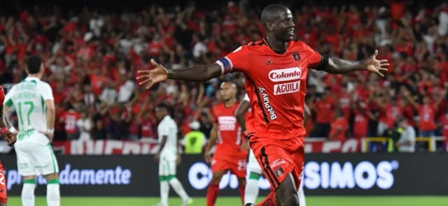 Adrián Ramos es el cuarto goleador histórico de América. / VizzorImage.
