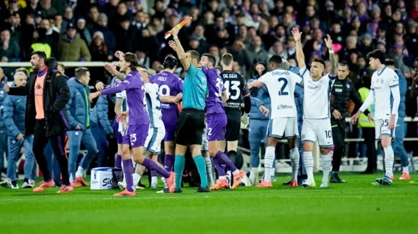 ¡Impactante! Jugador de Fiorentina se desmayó en pleno partido ¡Impactante! Jugador de Fiorentina se desmayó en pleno partido