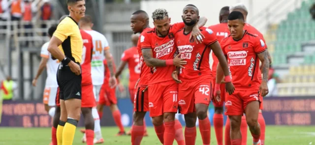 Jader Quiñones salió lesionado de una práctica con América de Cali. / VizzorImage.