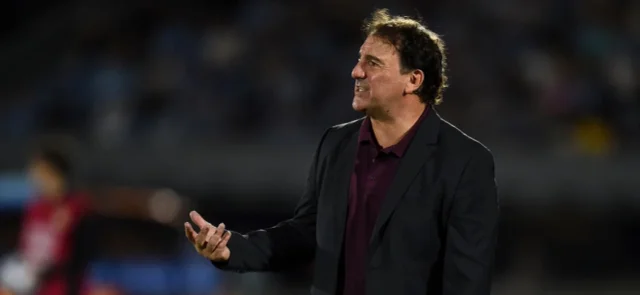 Néstor Lorenzo fue crítico sobre el Mundial 2030 / AFP