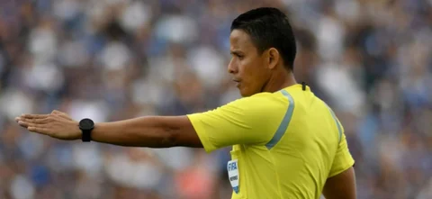 Bismarks Santiago, árbitro - VizzorImage