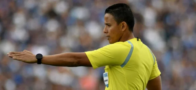 Bismarks Santiago, árbitro - VizzorImage