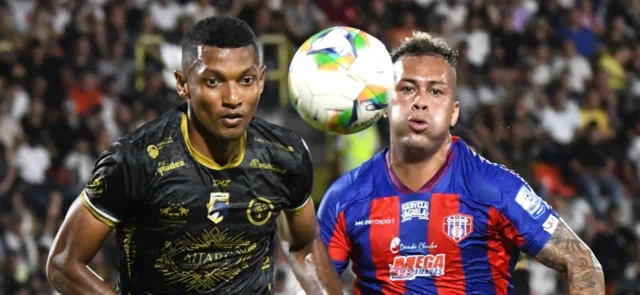 Cristian Valencia, de Llaneros, y Andrés Escobar, de Unión Magdalena - VizzorImage