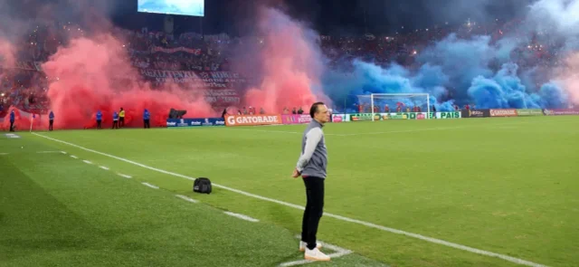 Hinchada y técnico de Independiente Medellín - VizzorImage