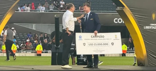Jhon Textor, accionista mayoritario de Botafogo, recibiendo el cheque de campeón de Libertadores 2024 - Prensa