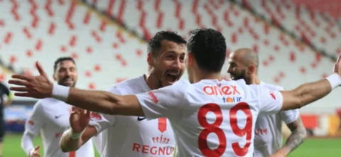 Antalyaspor, con lo justo, venció a Sivasspor en la Superliga de Turquía