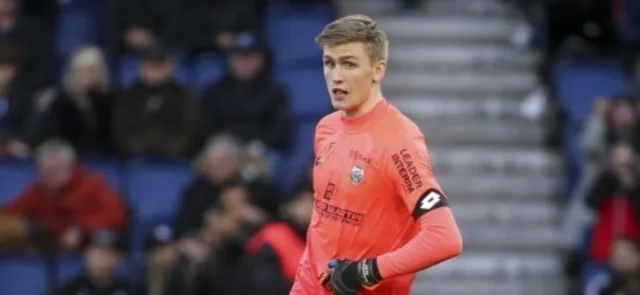 Arsenal anunció la incorporación del arquero Runar Alex Runarsson