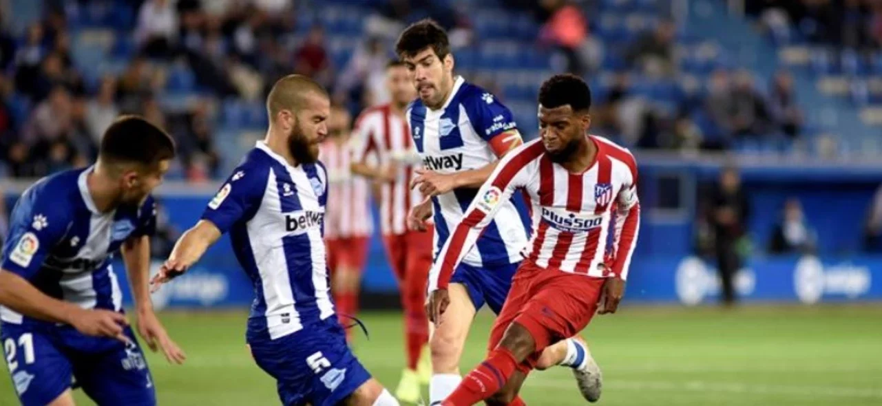 Atlético de Madrid, con Arias, no pudo con Alavés y perdió su oportunidad de ser líder