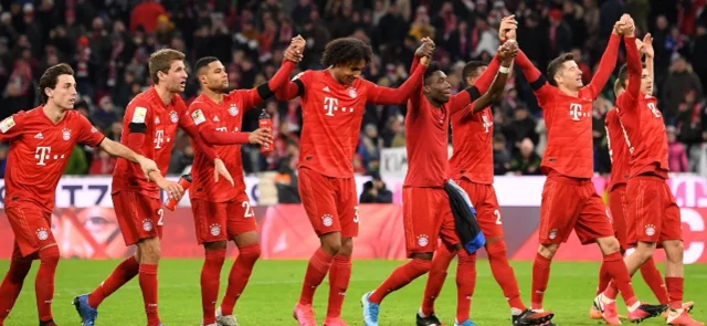 Bayern Múnich derrotó a Paderborn en un sufrido juego y mantuvo el liderato