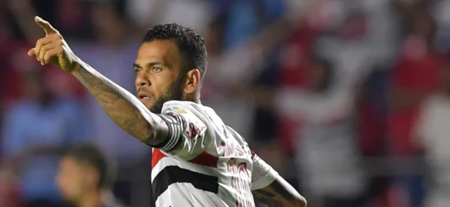 Dani Alves apoyará a Santiago Trellez en la subasta para ayudar a colombianos