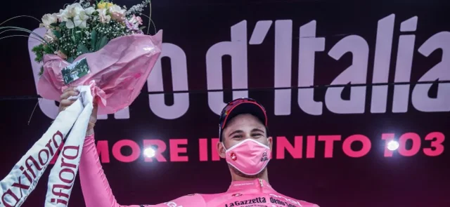 Giro de Italia | Filippo Ganna se vistió con la primera maglia rosa