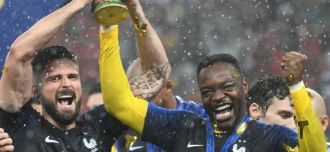 Giroud le responde a Benzema: Seré un kart, pero tengo un Mundial