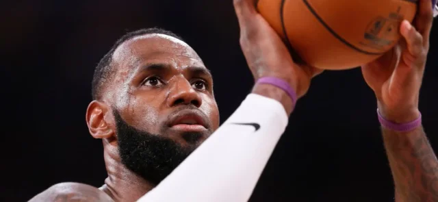 Jugadores de Lakers y Nets completaron 14 días de aislamiento sin síntomas de COVID-19