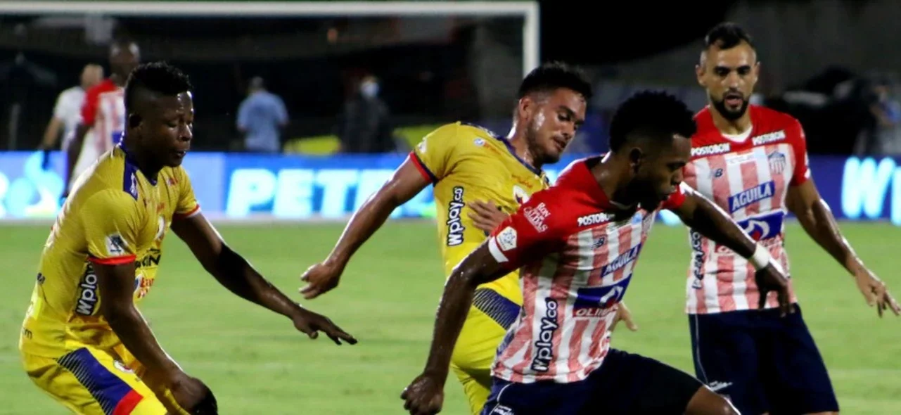 Junior no pudo en casa y cayó frente a Pasto que terminó con 10 hombres