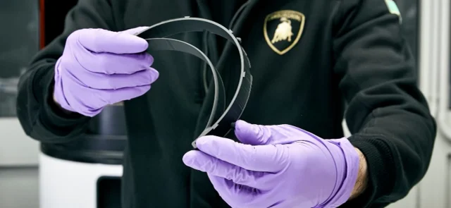 Lamborghini, autos deportivos, fabricará máscaras y viseras medicales