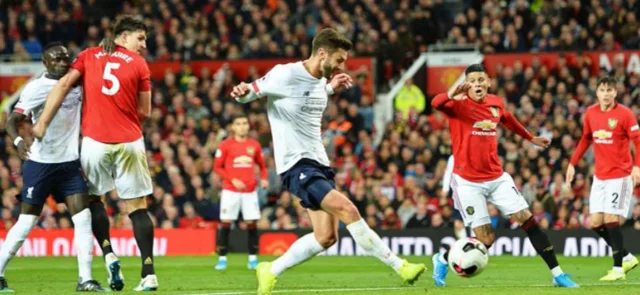 Liverpool, sobre el final, empató frente a Manchester United y continúa líder