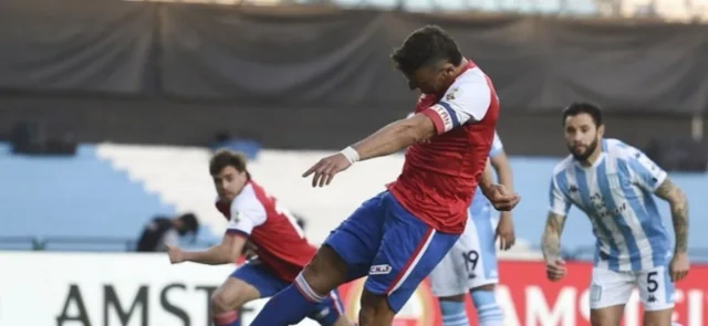 Nacional de Uruguay derrotó a Racing y sumó su tercer triunfo en la Libertadores