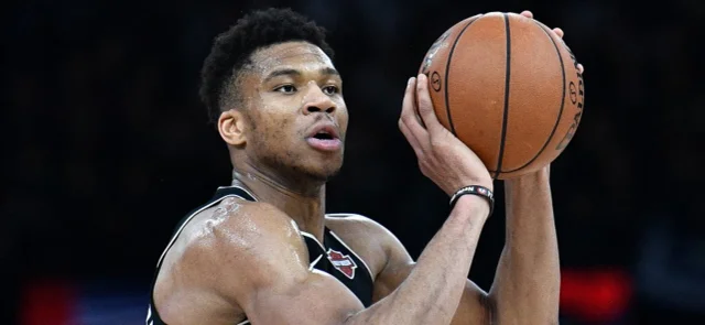 NBA | Giannis Antetokounmpo donó 10.000 mascarillas a suburbio de Atenas