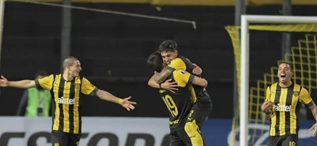Peñarol golea a Colo Colo y sigue vivo en la Copa Libertadores