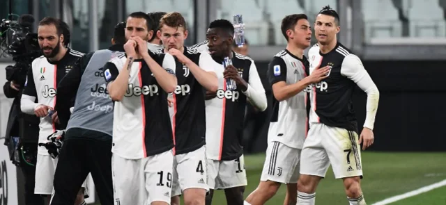 Prohíben a los futbolistas entrenarse en grupo en una Italia que amplía confinamiento