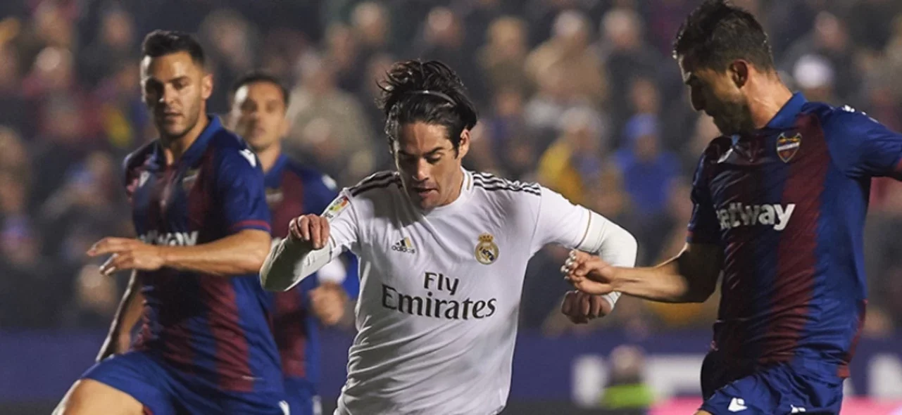 Real Madrid cayó con Levante y le cedió el liderato a Barcelona