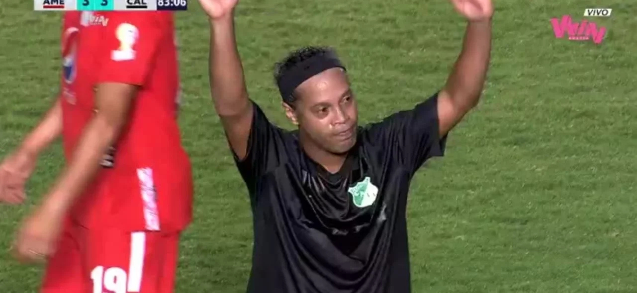 Ronaldinho, en medio de aplausos, se despidió en el clásico América vs. Cali