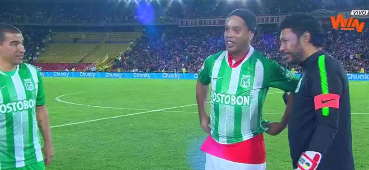 Ronaldinho lució la camiseta de Nacional