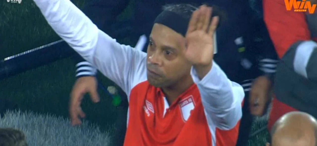 Ronaldinho se retiró de la cancha ovacionado por el público
