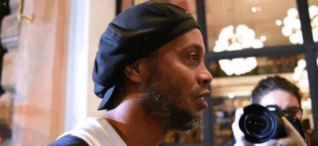 Ronaldinho sobre su tiempo en prisión: Fue un golpe duro, jamás pensé en una situación así