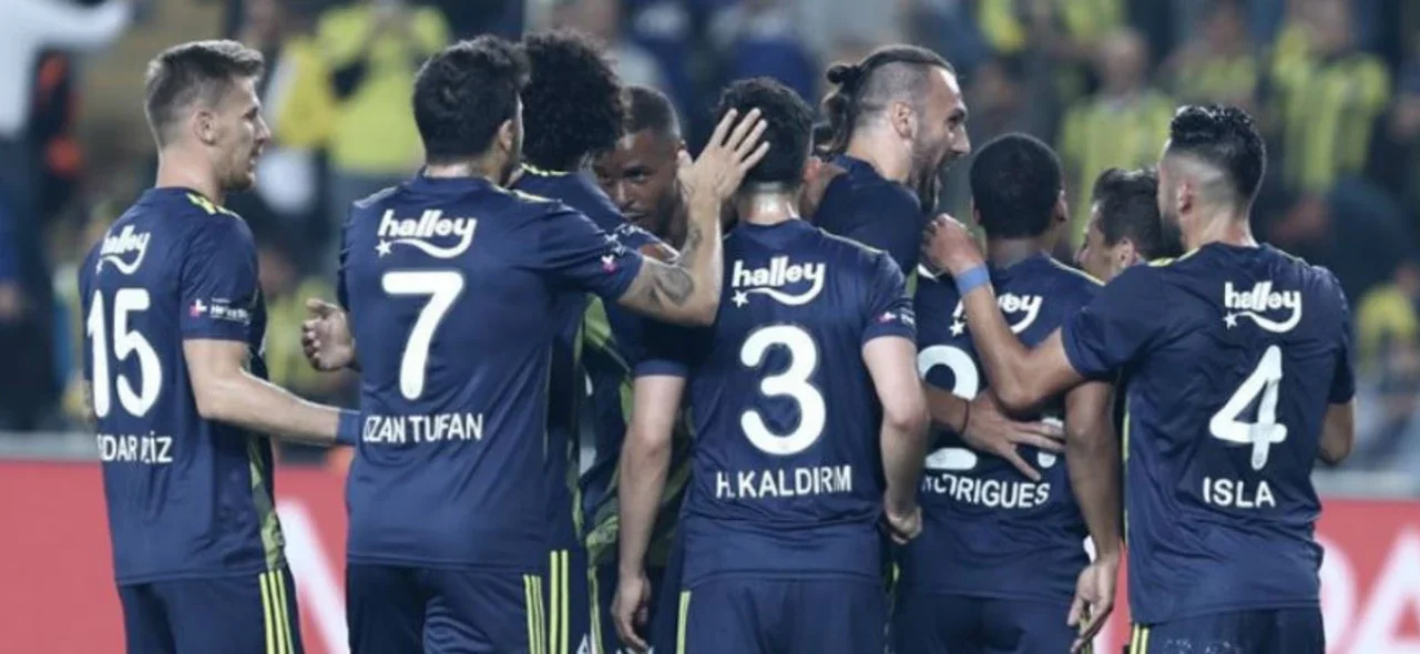Superliga Turca | Fenerbahce derrotó a Istanbul y se acercó al liderato