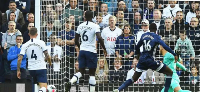 Tottenham, con Davinson 46 minutos, salvó el empate frente a Watford