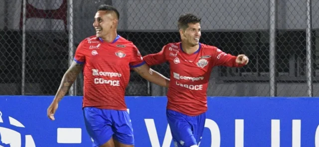 Wilstermann venció a Peñarol y revivió sus aspiraciones en la Copa Libertadores