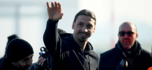Zlatan Ibrahimovic fue ovacionado por los hinchas en su llegada a Milán